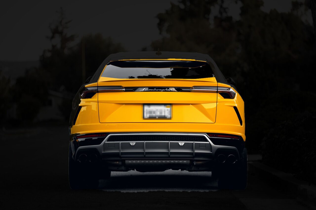 Traseira de um Lamborghini Urus amarelo com a tampa do porta-malas fechada